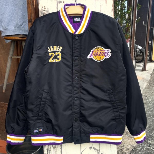 画像1: 【NBA LAKERS レイカーズ ナイロンスタジャン レブロンジェームス 23 NO.2510211】 (1)